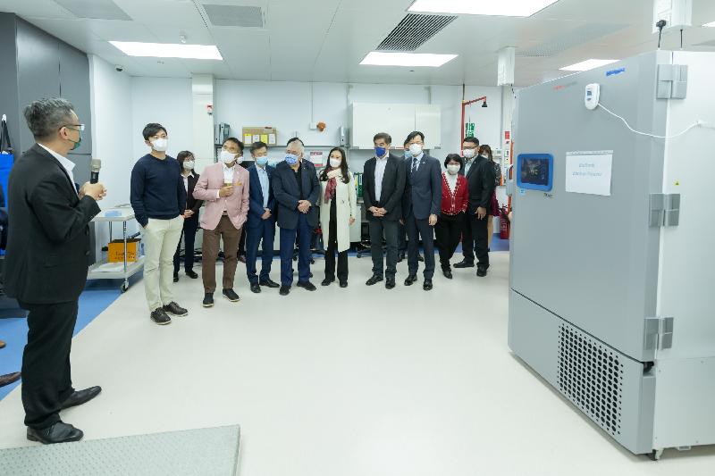 The Legislative Council (LegCo) Panel on Commerce and Industry visited the Hong Kong Science Park today (February 23). Photo shows LegCo Members visiting the Biobank to learn more about the application of biotechnology.