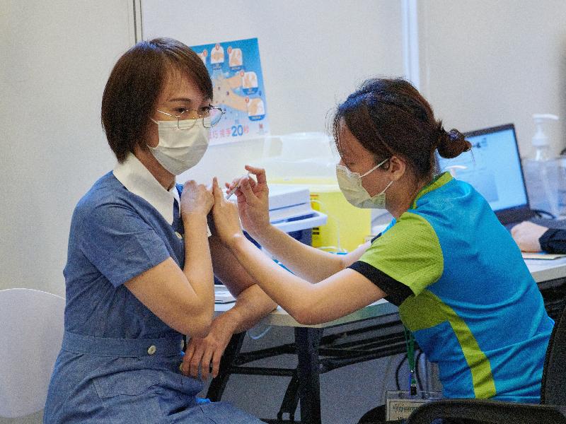約二百名優先接種組別人士今日（二月二十三日）率先在設於香港中央圖書館展覽館的社區疫苗接種中心接種新冠疫苗，圖示一名醫護人員接種疫苗。