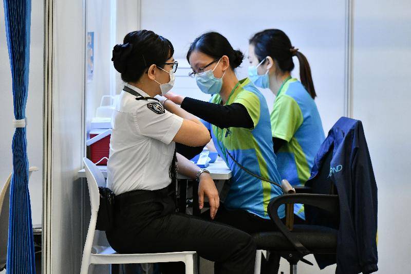 約二百名優先接種組別人士今日（二月二十三日）率先在設於香港中央圖書館展覽館的社區疫苗接種中心接種新冠疫苗，圖示一名機場工作人員接種疫苗。
