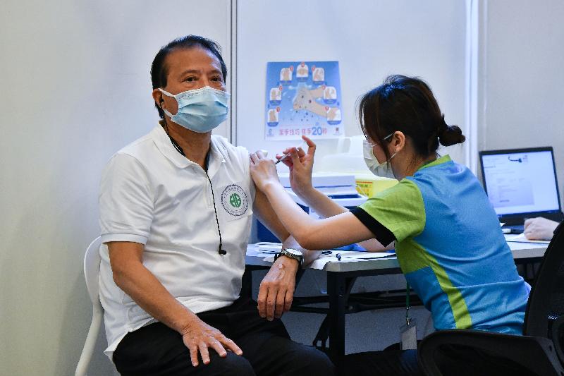 約二百名優先接種組別人士今日（二月二十三日）率先在設於香港中央圖書館展覽館的社區疫苗接種中心接種新冠疫苗，圖示一名跨境貨車司機接種疫苗。
