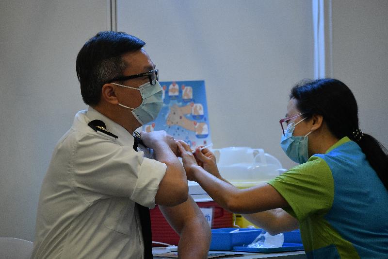 海關關長鄧以海（左）今日（二月二十三日）到設於香港中央圖書館展覽館的社區疫苗接種中心接種新冠疫苗。