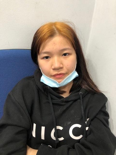 Lee Yuen-kei, Pinky, aged 13, is about 1.55 metres tall, 45 kilograms in weight and of medium build. She has a round face with yellow complexion and long black hair. She was last seen wearing a grey long-sleeved jacket, black shirt, dark skirt, white sneakers and mask.

