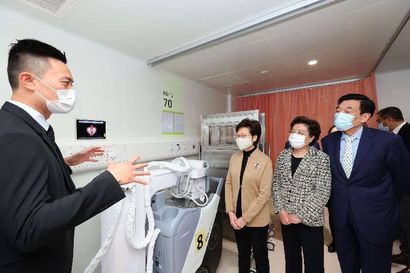 The Hospital Authority (HA) today (February 25) held the service commencement ceremony of the North Lantau Hospital Hong Kong Infection Control Centre. Photo shows the Chief Executive, Mrs Carrie Lam (third right); Deputy Director of the Liaison Office of the Central People's Government in the Hong Kong Special Administrative Region Ms Qiu Hong (second right); and the HA Chairman, Mr Henry Fan (first right), viewing the X-ray equipment in the admission cubicle at the Centre.
