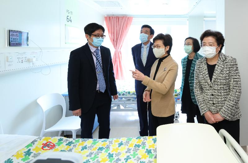 The Hospital Authority (HA) today (February 25) held the service commencement ceremony of the North Lantau Hospital Hong Kong Infection Control Centre. Photo shows the Chief Executive, Mrs Carrie Lam (third left); Deputy Director of the Liaison Office of the Central People's Government in the Hong Kong Special Administrative Region Ms Qiu Hong (first right); and the HA Chairman, Mr Henry Fan (second left), being briefed on the smart ward design of the Centre.