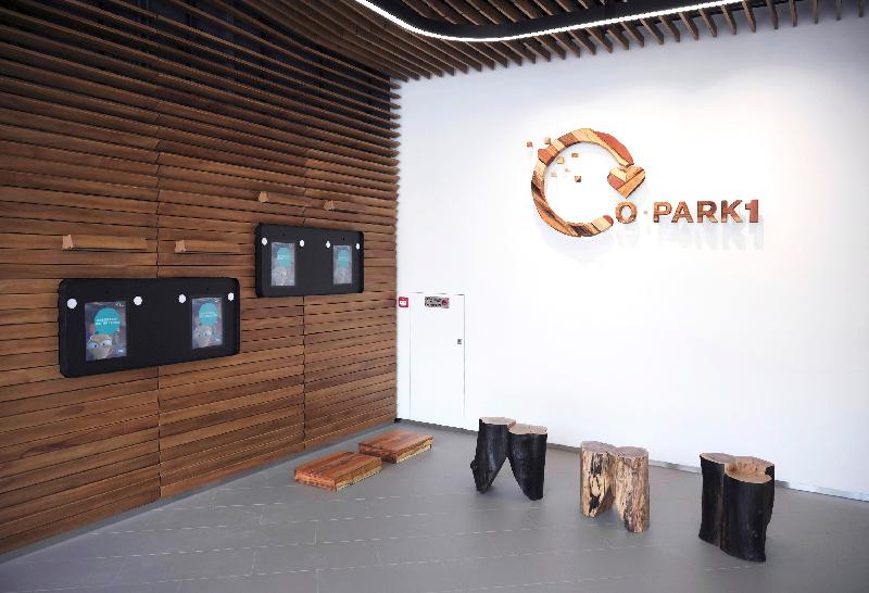 香港首个将厨余转为电能的有机资源回收中心O．PARK1， 除了能将厨余回收并转废为能外，亦提供了结合环保、多元科技及教育元素的空间。O．PARK1访客中心将于三月一日正式开放予公众参观。图示O．PARK1访客中心大堂。