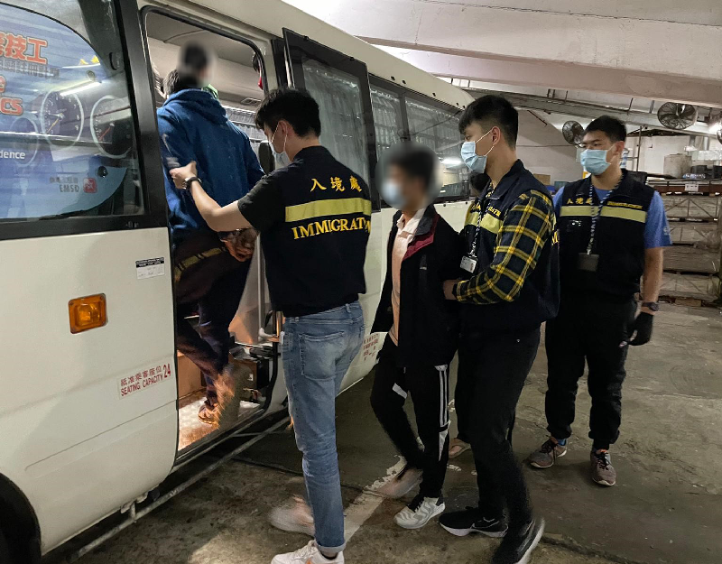 The Immigration Department mounted territory-wide anti-illegal worker operations codenamed "Twilight" from February 22 to yesterday (February 24). Photo shows suspected illegal workers arrested during the operations.