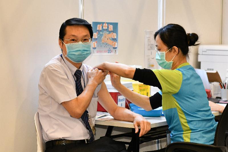 The Director of Health, Dr Constance Chan, and a number of service heads of the Department of Health (DH), today (February 26) received COVID-19 vaccinations at the Community Vaccination Centre operated by the DH at the Exhibition Gallery of the Hong Kong Central Library in Causeway Bay. Dr Chan appealed to members of priority groups to be vaccinated early to protect themselves and others. Photo shows the Consultant in-charge, Dental Services of the DH, Dr Wiley Lam (left), receiving the vaccine.

