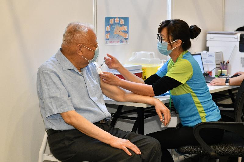 2019冠狀病毒病疫苗接種計劃今日（二月二十六日）正式展開。全國政協副主席董建華（左）在設於香港中央圖書館展覽館的社區疫苗接種中心接種新冠疫苗。