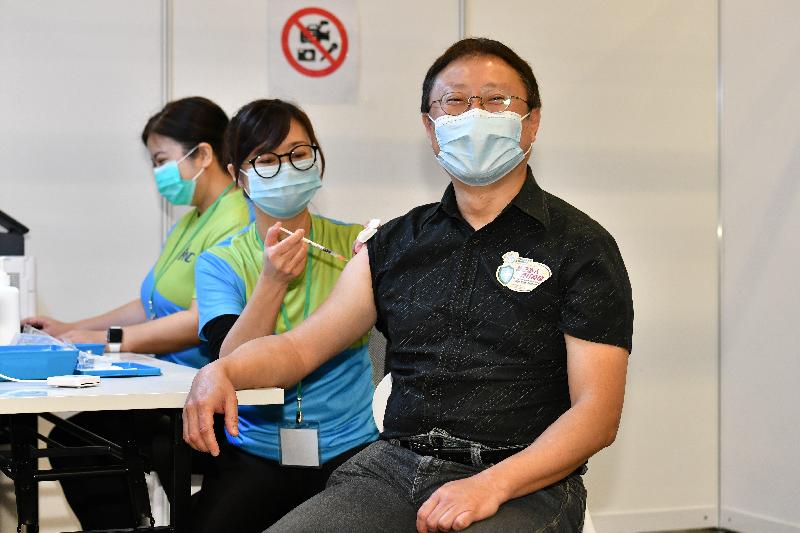 2019冠狀病毒病疫苗接種計劃今日（二月二十六日）正式展開。前衞生防護中心總監曾浩輝醫生（右）在設於香港中央圖書館展覽館的社區疫苗接種中心接種新冠疫苗。