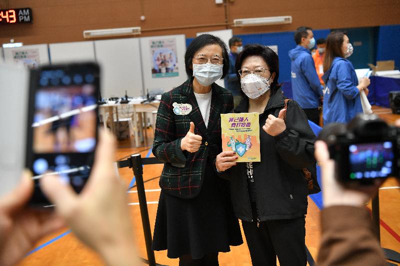 食物及卫生局局长陈肇始教授（左）今日（二月二十六日）在官涌体育馆社区疫苗接种中心视察时，与市民合照。