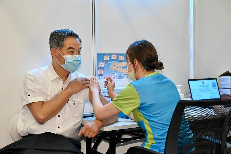 2019冠狀病毒病疫苗接種計劃今日（二月二十六日）正式展開。全國政協副主席梁振英（左）在設於香港中央圖書館展覽館的社區疫苗接種中心接種新冠疫苗。