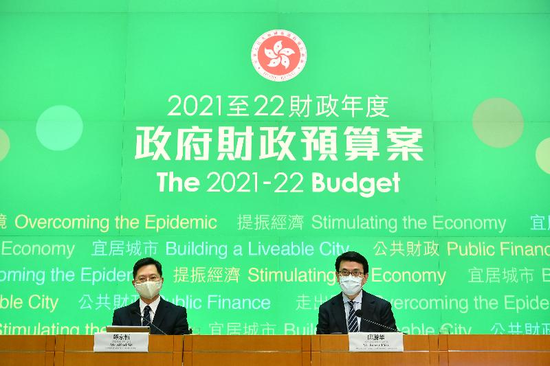 商務及經濟發展局局長邱騰華（右）和創新及科技局局長薛永恒（左）今日（二月二十六日）舉行記者會，闡述《財政預算案》中其政策範疇的相關措施。 