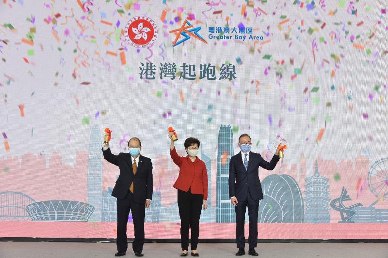 The Hong Kong Special Administrative Region Government held a ceremony named "Greater Bay Area - Starting Line to a Bright Future" today (February 26) with a theme of youth development. The launching ceremony of a life record documentary "Starting Line at the Bay Area" was held. Photo shows the Chief Executive, Mrs Carrie Lam (centre); the Chief Secretary for Administration, Mr Matthew Cheung Kin-chung (left); and the Secretary for Constitutional and Mainland Affairs, Mr Erick Tsang Kwok-wai (right), officiating the launching ceremony.