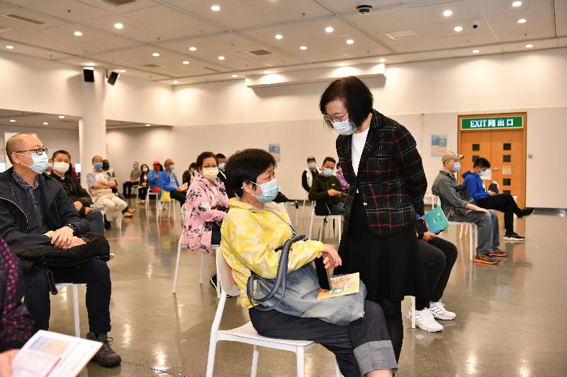 The Secretary for Food and Health, Professor Sophia Chan, chats with a citizen awaiting vaccine administration at the Community Vaccination Centre located at the Exhibition Gallery of the Hong Kong Central Library today (February 26).