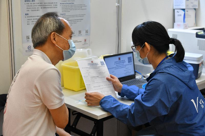 The COVID-19 Vaccination Programme was officially launched today (February 26). Photo shows the Chairman of the Scientific Committee on Vaccine Preventable Diseases, Professor Lau Yu-lung (left), who received his COVID-19 vaccination at the Community Vaccination Centre at the Kwun Chung Sports Centre.