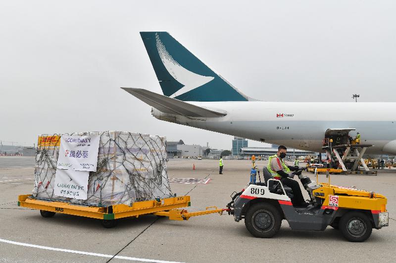 The first batch of 585 000 doses of the Comirnaty vaccine, jointly developed by Fosun Pharma and BioNTech, was delivered smoothly to Hong Kong today (February 27). The Government will ensure that there will be different types of vaccines and sufficient supplies for all Hong Kong residents.
