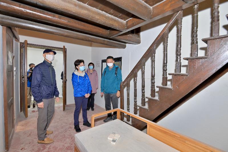 The Chief Executive, Mrs Carrie Lam, visited Lai Chi Wo today (February 27) to learn more about the work of the Countryside Conservation Office of the Environmental Protection Department. Photo shows Mrs Lam visiting a village house which is being converted into a guesthouse.