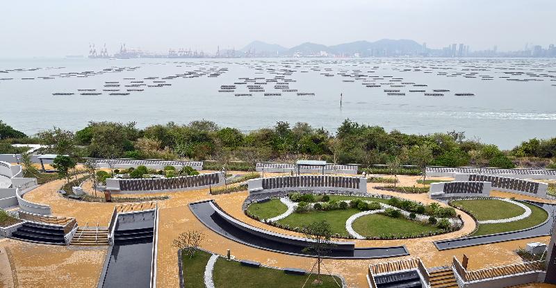 The Tsang Tsui Garden of Remembrance (GoR) in Tuen Mun of the Food and Environmental Hygiene Department was commissioned today (March 1) and started accepting applications for scattering cremated ashes at the GoR.