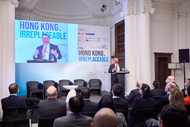 The Director-General of Investment Promotion, Mr Stephen Phillips, gives welcoming remarks at a webinar jointly held by Invest Hong Kong and the Asian Academy of International Law last Friday (February 26) with an aim to explore Hong Kong's leading legal hub status in the region of Asia.
