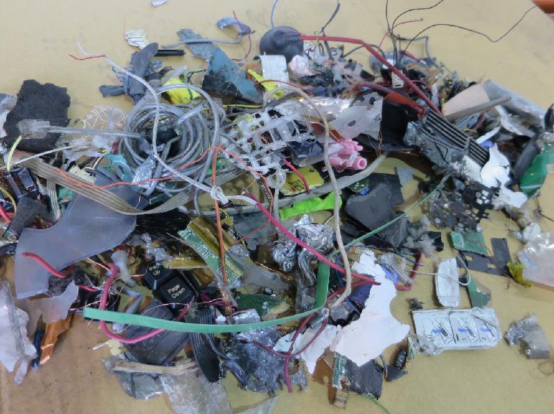 環境保護署二○一九年十一月在葵青貨櫃碼頭堵截一宗從加拿大非法進口都市廢物個案。圖為部分截獲的都市廢物。