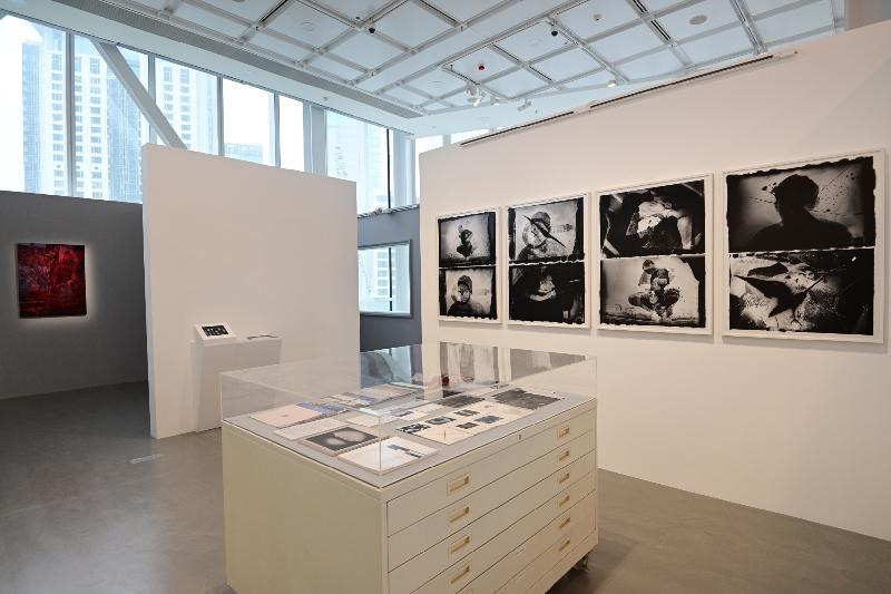 "New Horizons: Ways of Seeing Hong Kong Art in the 80s and 90s" exhibition will be open to the public from tomorrow (March 5) at the Hong Kong Museum of Art. The exhibition has reconstructed the art space of NuNaHeDuo Centre of Photography and showcases the photographic works by the five founding members.