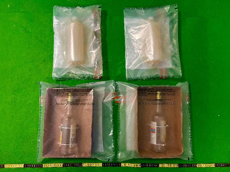 香港海关二月二十五日在香港国际机场检获约一点七公斤怀疑液态可卡因，估计市值约二百六十万元，并于昨日（三月三日）拘捕一名男子。图示检获的怀疑液态可卡因及用作收藏毒品的两个糖浆瓶。