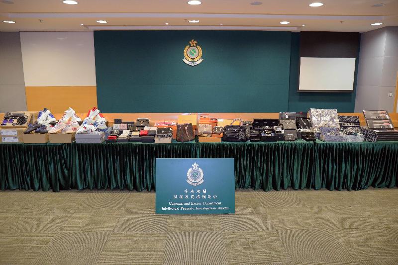 Hong Kong Customs mounted a special operation codenamed "ThunderNet" between November last year and February this year to combat the online sale of counterfeit goods, targeting those counterfeiting activities on online platforms in the name of shopping agents and by means of live webcasts. During the four-month operation, Customs detected a total of 13 cases and seized about 2 700 items of suspected counterfeit goods with an estimated market value of over $1.8 million. Twenty-two persons were arrested. Photo shows some of the suspected counterfeit goods seized.