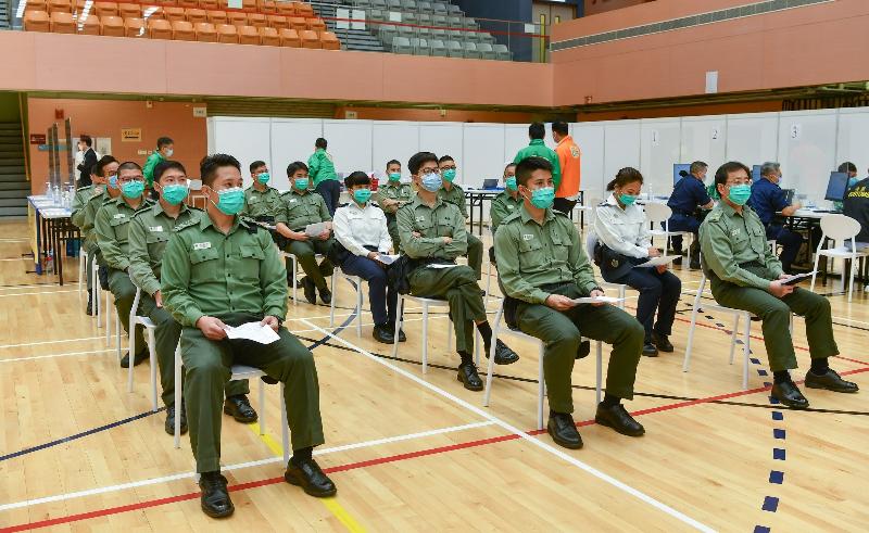 Around 100 people in the vaccination priority groups today (March 8) received the Comirnaty vaccine at the Community Vaccination Centre at the Sun Yat Sen Memorial Park Sports Centre. People vaccinated today included officers of the Correctional Services Department.