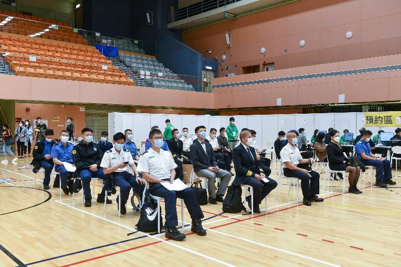 Around 100 people in the vaccination priority groups today (March 8) received the Comirnaty vaccine at the Community Vaccination Centre at the Sun Yat Sen Memorial Park Sports Centre. People vaccinated today included healthcare workers, flight attendants and officers of the six disciplined services.