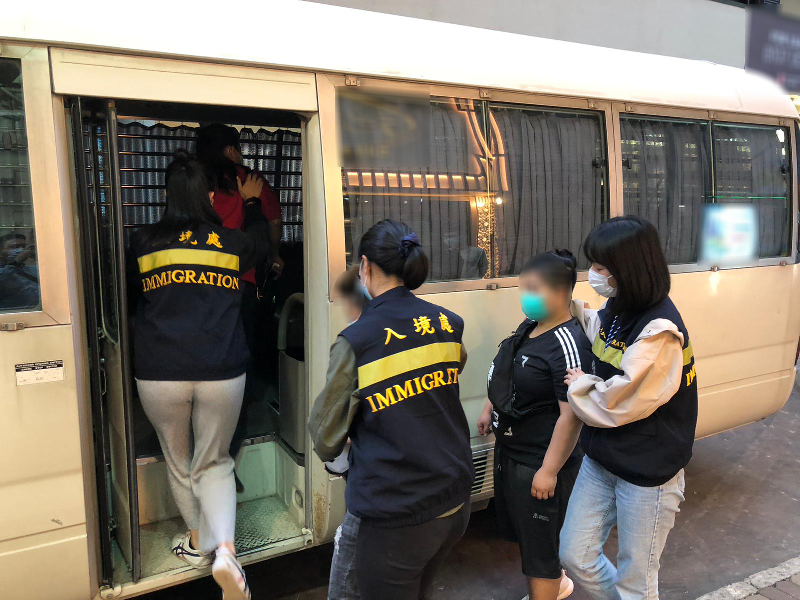 入境事務處昨日（三月八日）在全港各區展開代號「曙光行動」的反非法勞工行動。圖示懷疑非法勞工在行動中被捕。