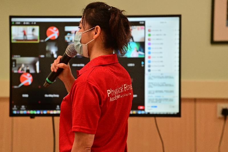 The Online Interactive Sports Training Programmes organised by the Leisure and Cultural Services Department enable participants and coaches to undergo interactive sports training through an online platform. Courses on badminton, "Play Tennis" and table tennis will be offered during the new phase of the programmes.
