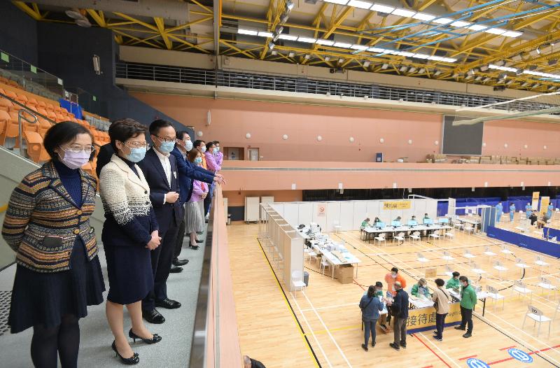 The Chief Executive, Mrs Carrie Lam (second left), today (March 10) visited the Community Vaccination Centre at Sun Yat Sen Memorial Park Sports Centre. Looking on are the Secretary for the Civil Service, Mr Patrick Nip (third left); the Secretary for Food and Health, Professor Sophia Chan (first left); and the Chairman of the Hospital Authority, Mr Henry Fan (fourth left).