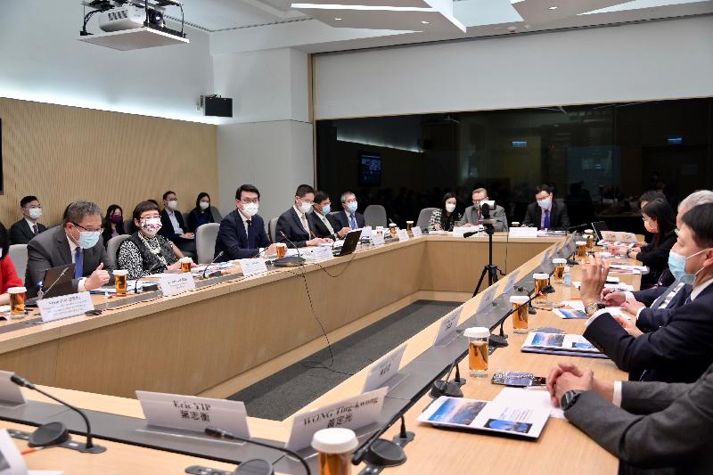 商務及經濟發展局局長邱騰華（左三）今日（三月十二日）主持工業貿易諮詢委員會會議，聽取委員在會議發表意見。