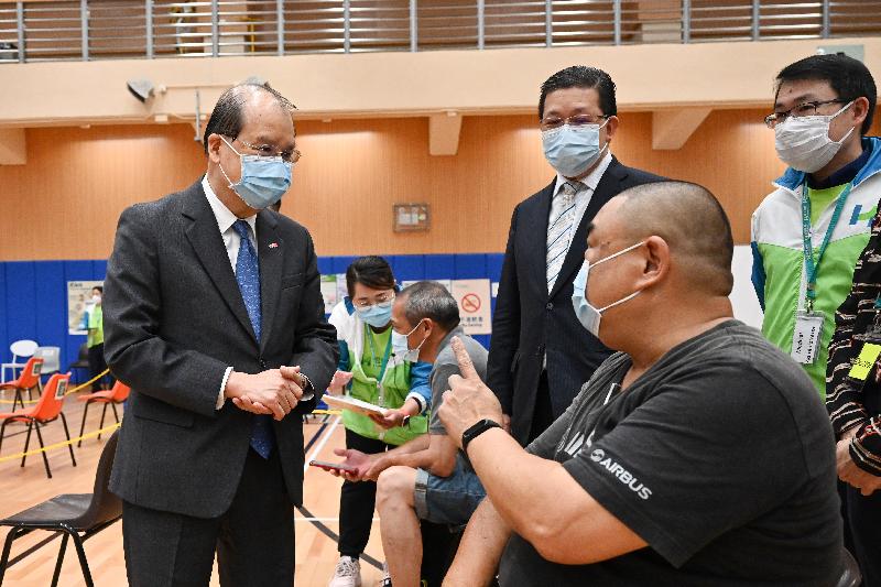 The Chief Secretary for Administration, Mr Matthew Cheung Kin-chung, visited the Community Vaccination Centre at Yau Oi Sports Centre in Tuen Mun today (March 16). Photo shows Mr Cheung (first left) chatting with a member of the public who got vaccinated at the centre and thanking him for participating in the vaccination programme to help contain the epidemic.
