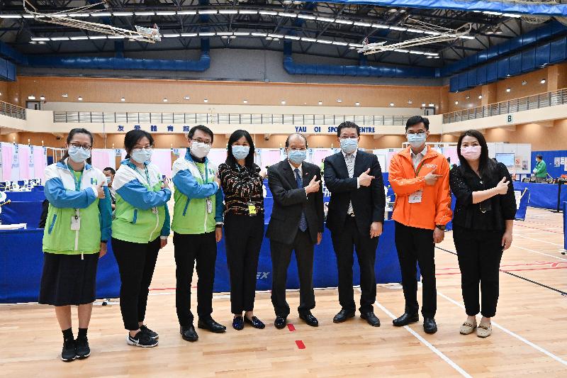 The Chief Secretary for Administration, Mr Matthew Cheung Kin-chung, visited the Community Vaccination Centre at Yau Oi Sports Centre in Tuen Mun today (March 16) to inspect its operation and give encouragement to the staff members, and called on members of the public to get vaccinated early. Photo shows Mr Cheung (fourth right) pictured with staff of the centre.