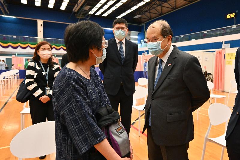 The Chief Secretary for Administration, Mr Matthew Cheung Kin-chung, visited the Community Vaccination Centre at Lai Chi Kok Park Sports Centre in Sham Shui Po today (March 16). Photo shows Mr Cheung (first right) chatting with a member of the public who got vaccinated at the centre and thanking her for participating in the vaccination programme to help contain the epidemic.

