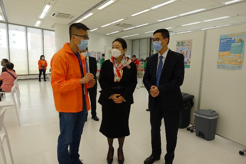 The Secretary for Justice, Ms Teresa Cheng, SC, and the Secretary for Education, Mr Kevin Yeung, today (March 17) visited the Community Vaccination Centre at Education Bureau Kowloon Tong Education Services Centre. Photo shows Ms Cheng (centre) and Mr Yeung (right) being briefed by the centre supervisor on the operation of the centre.