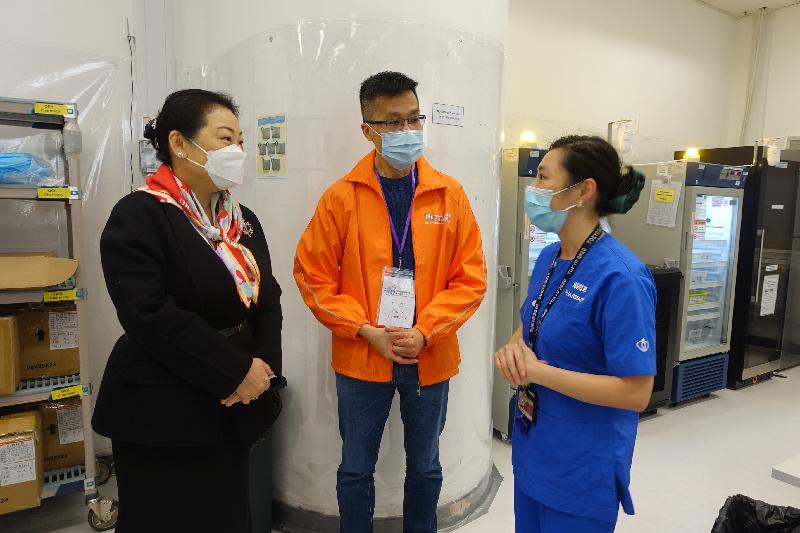 The Secretary for Justice, Ms Teresa Cheng, SC, and the Secretary for Education, Mr Kevin Yeung, today (March 17) visited the Community Vaccination Centre at Education Bureau Kowloon Tong Education Services Centre. Photo shows Ms Cheng (left) chatting with a staff member to learn about her work.