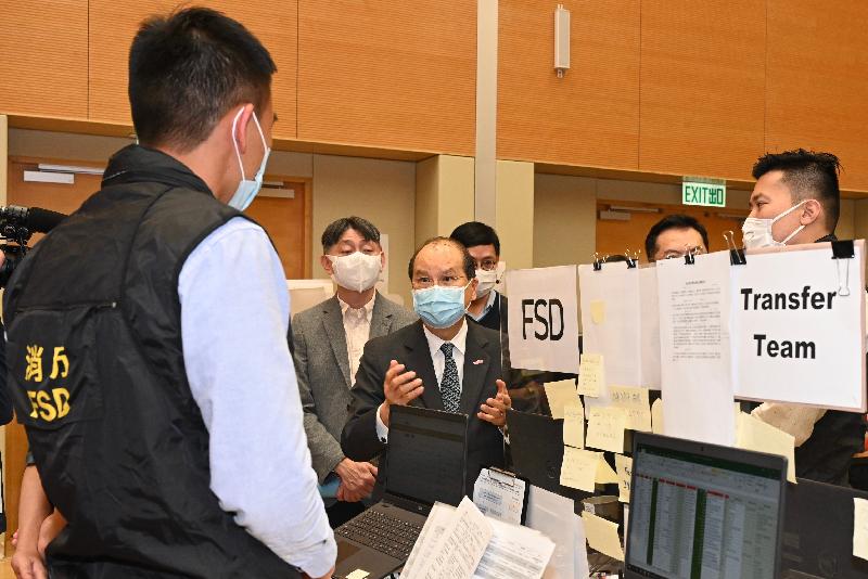 The Chief Secretary for Administration, Mr Matthew Cheung Kin-chung, today (March 18) visited the Contact Tracing Office (CTO) of the Centre for Health Protection of the Department of Health at Kai Tak Community Hall to better understand the latest progress of tracing the contacts of COVID-19 confirmed cases and to give encouragement as well as recognition for the efforts of staff members in the office. Photo shows Mr Cheung (centre) chatting with officers of the Fire Services Department at the CTO. Looking on is the Director of Administration, Mr Daniel Cheng (back row, first left). 