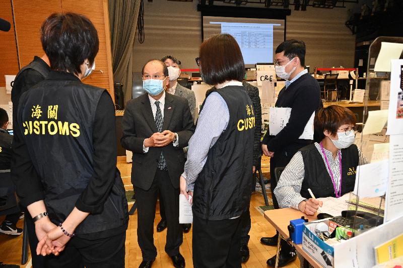 The Chief Secretary for Administration, Mr Matthew Cheung Kin-chung, today (March 18) visited the Contact Tracing Office (CTO) of the Centre for Health Protection of the Department of Health at Kai Tak Community Hall to better understand the latest progress of tracing the contacts of COVID-19 confirmed cases and to give encouragement as well as recognition for the efforts of staff members in the office. Photo shows Mr Cheung (centre) chatting with officers of the Customs and Excise Department at the CTO. Looking on is the Director of Administration, Mr Daniel Cheng (back row, first left). 
