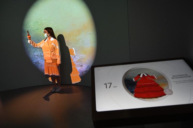 「不是时装店！」展览明日（三月十九日）起在香港艺术馆举行。展厅内设有「试身室」，参观者可透过互动屏幕「选购」合适自己的独特服饰。