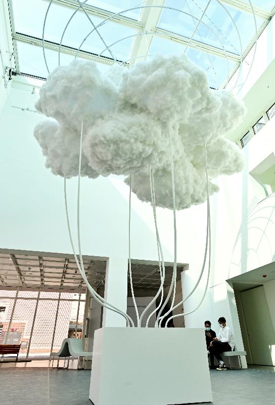 「不是時裝店！」展覽明日（三月十九日）起在香港藝術館舉行。圖示林欣傑的作品《雲圖境像》，概念來自雲端，糅合即時數位互動元素，透過社交媒體的參與，讓觀者介入虛實之間。