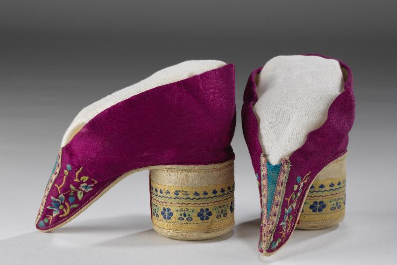 "NOT a fashion store!" exhibition will be held at the Hong Kong Museum of Art from tomorrow (March 19). Picture shows a pair of bound foot shoes with cylindrical heels and an embroidered floral design from the Qing dynasty.