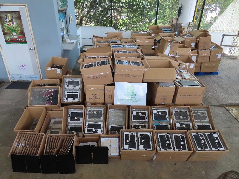 環境保護署連同香港海關去年六月在沙頭角管制站採取聯合行動，堵截首宗從陸路經內地非法進口有害電子廢物個案。圖為被截獲的廢電池及廢平面顯示器。