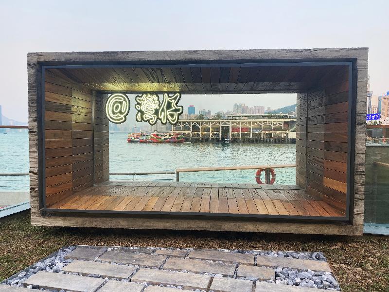 位于湾仔码头海滨的「渡轮码头畔主题区」今日（三月十九日）进一步开放，新开放的用地引入相框和霓虹灯装饰概念，提供大量「打卡位」，让游人与靠岸的天星小轮拍照。