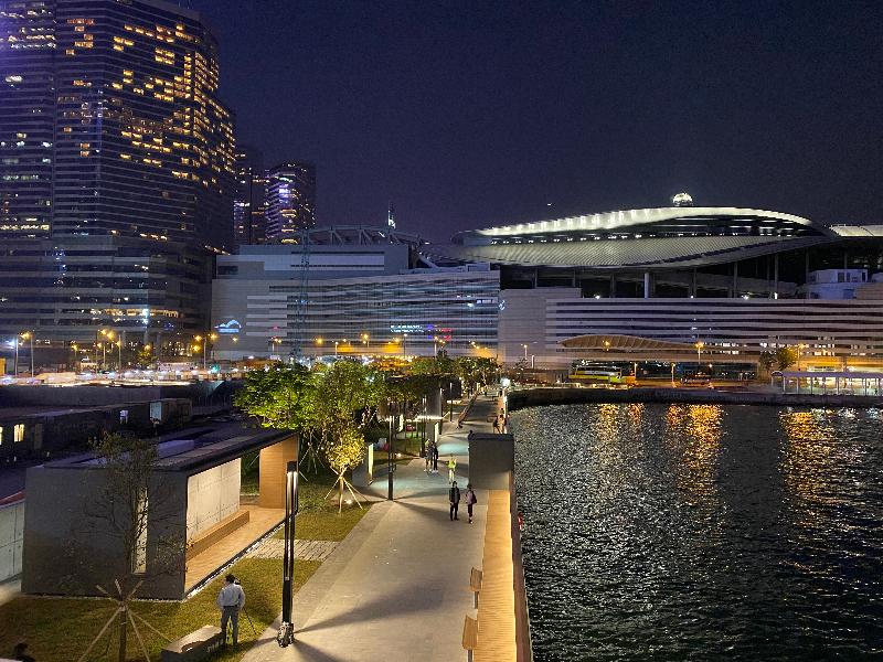 The Pierside Precinct located at the Wan Chai Pier harbourfront was further opened today (March 19), providing more harbourfront leisure space for the general public. The project mainly comprises simple fair-faced concrete and wooden structures, creating a stylish touch and echoing the overall direction of making every section special in harbourfront development. Photo shows the attractive night scene of the newly-opened space.
