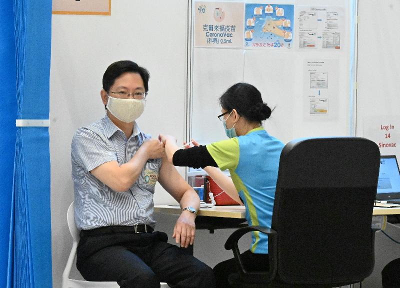 The Secretary for Innovation and Technology, Mr Alfred Sit (left), receives his second COVID-19 vaccination dose at Central Government Offices, Tamar, this morning (March 22).