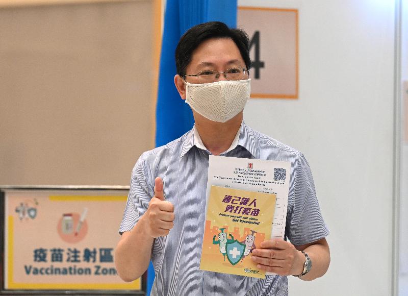 The Secretary for Innovation and Technology, Mr Alfred Sit, gives a thumbs-up after receiving his second COVID-19 vaccination dose at Central Government Offices, Tamar, this morning (March 22).
