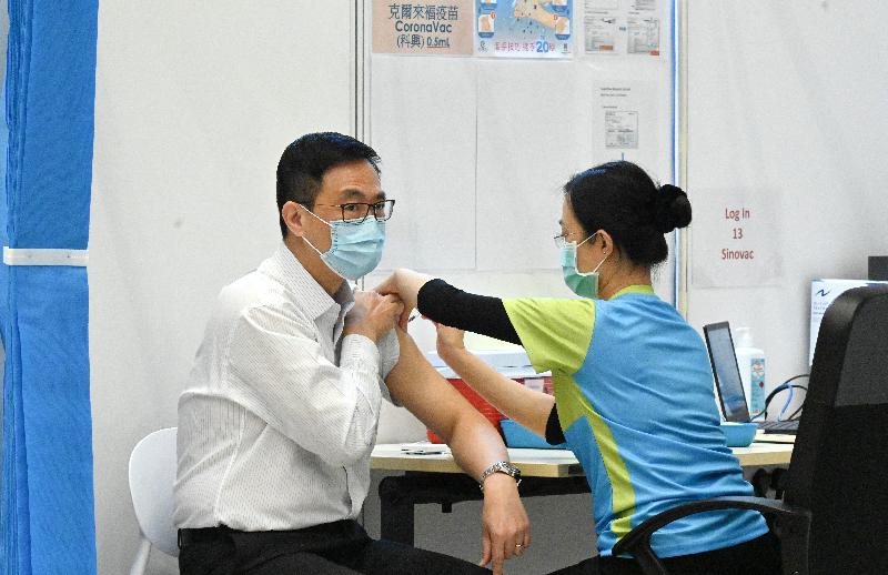 The Chief Executive, Mrs Carrie Lam, together with a number of Secretaries of Departments and Directors of Bureaux, received the second COVID-19 vaccination dose at the Conference Hall, Central Government Offices, Tamar, this morning (March 22). Photo shows the Secretary for Education, Mr Kevin Yeung (left), receiving the vaccine.