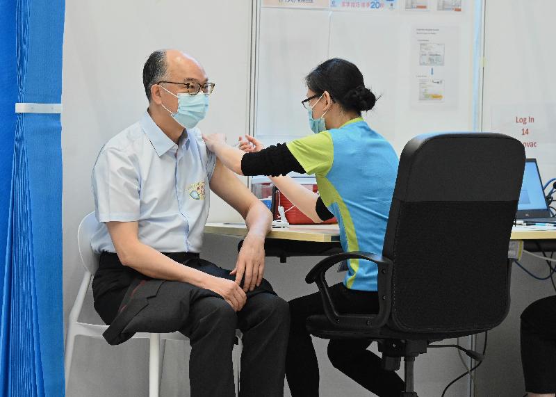 The Chief Executive, Mrs Carrie Lam, together with a number of Secretaries of Departments and Directors of Bureaux, received the second COVID-19 vaccination dose at the Conference Hall, Central Government Offices, Tamar, this morning (March 22). Photo shows the Secretary for Transport and Housing, Mr Frank Chan Fan (left), receiving the vaccine.